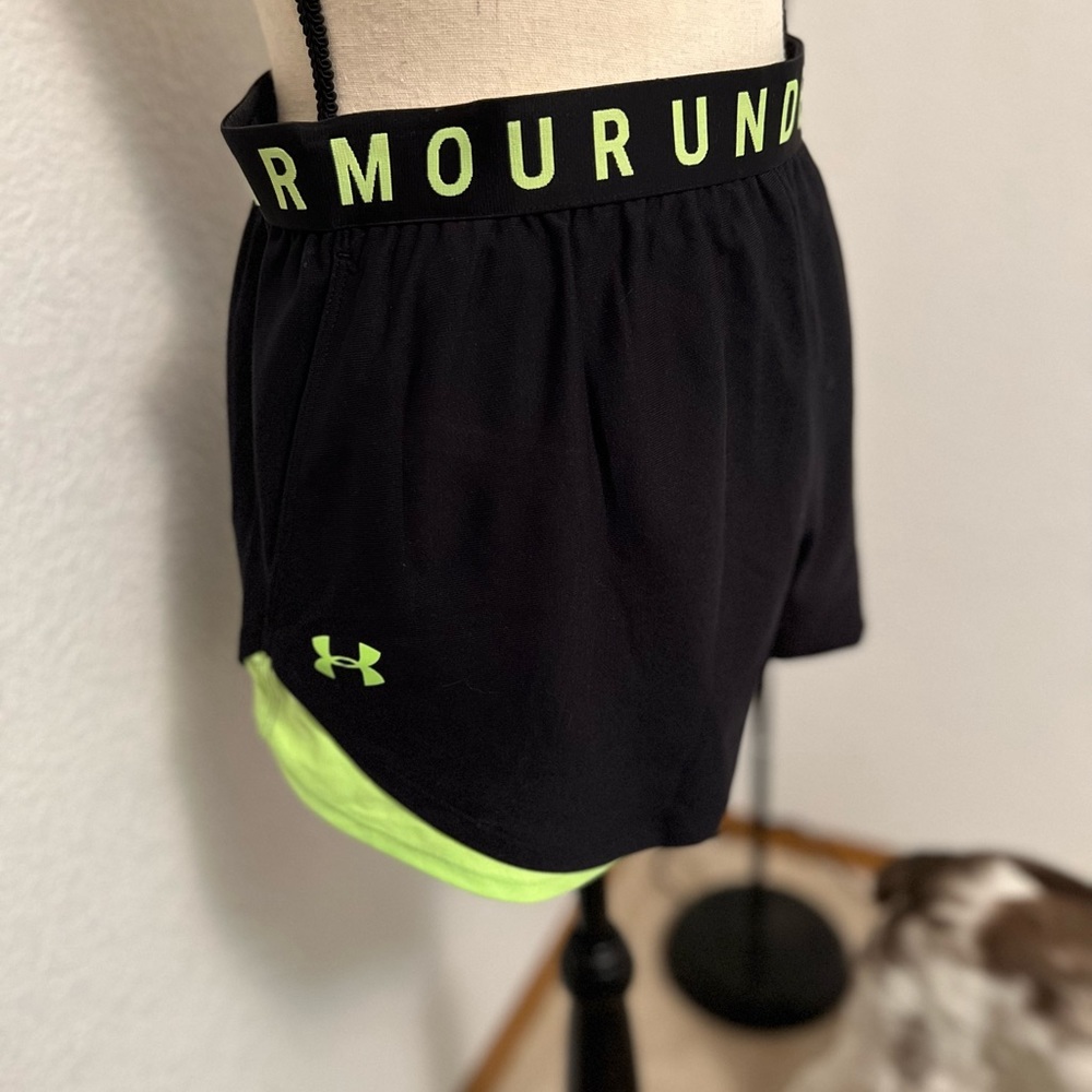 UnderArmour Heat Gear Loose Short w. Pockets; size XL. Gently Used.
